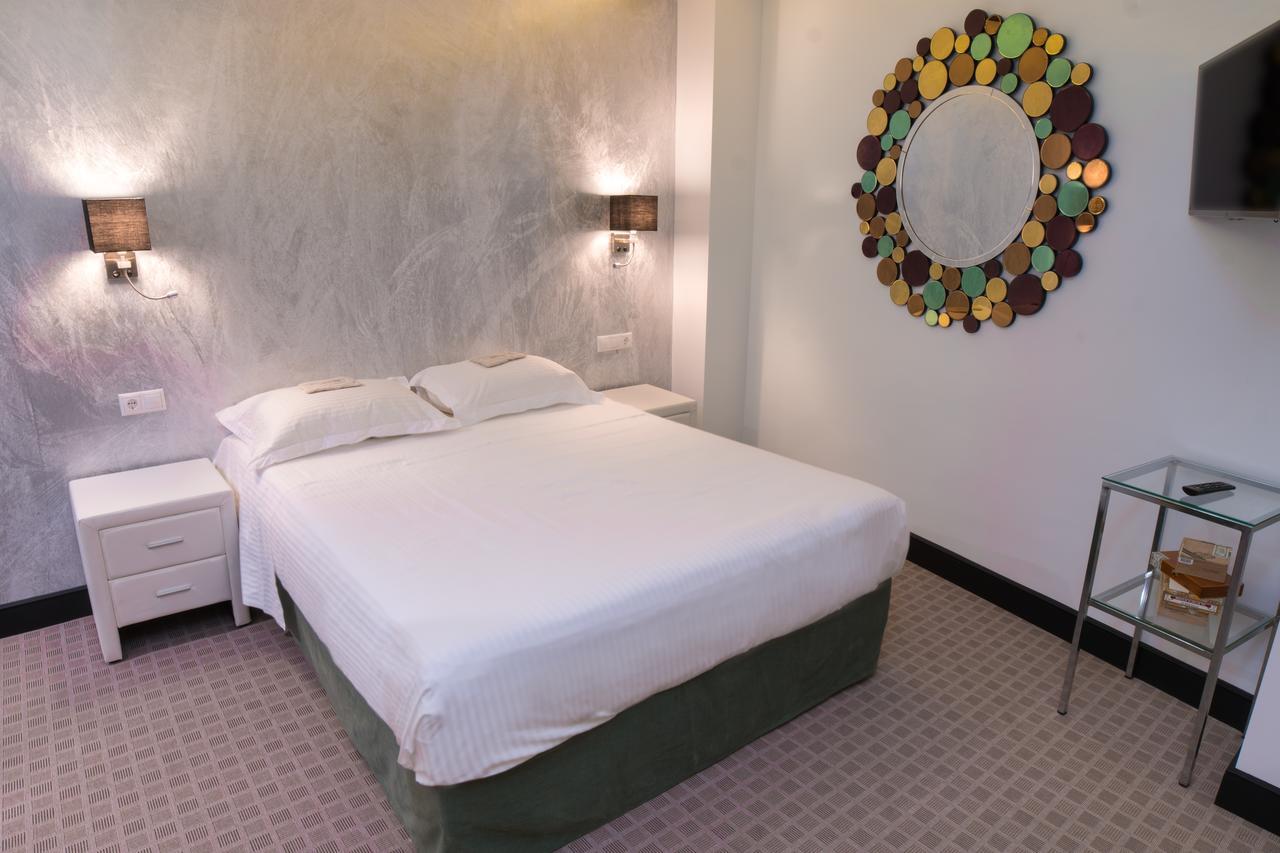 Andromeda Downtown Suites เอเธนส์ ภายนอก รูปภาพ